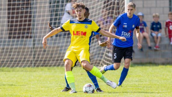 <p>Dorian Jeunehomme (am Ball) verstärkt das Raeren-Eynattener Mittelfeld.</p>