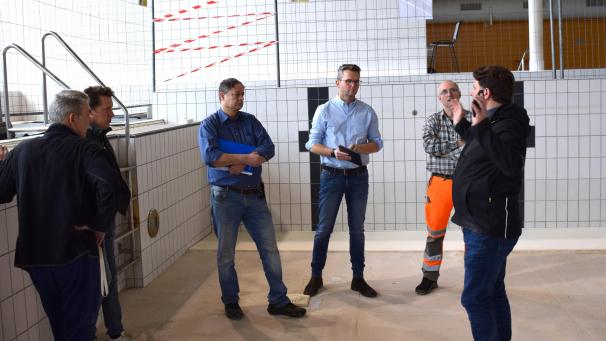 <p>Am Dienstagvormittag fand ein Treffen zwischen Vertretern der Autonomen Gemeinderegie (AGR) Galmei, die das Kelmiser Schwimmbad betreibt, und dem für den Bau zuständigen Generalunternehmer Pellikaan statt.</p>