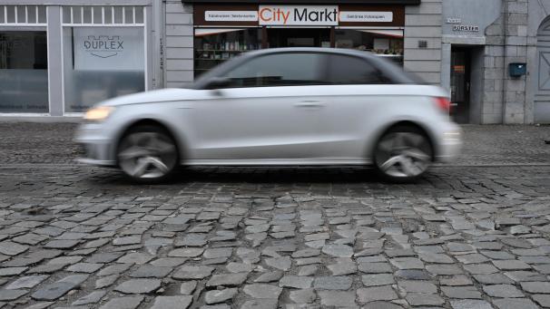 <p>An manchen Stellen sitzt in der Gospertstraße kein Stein mehr, wie er soll. Deshalb wird das Kopfsteinpflaster in den nächsten Monaten erneuert. Fotos: David Hagemann</p>