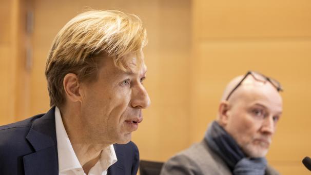 <p>Chris Peeters (vorne), Chef von Bpost, stand den Mitgliedern des zuständigen Kammerausschusses Rede und Antwort zur Zukunft von Bpost.</p>