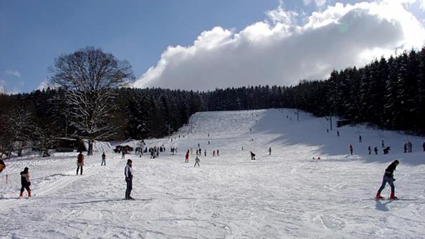 <p>Zwölf Öffnungstage in den letzten sieben Jahren: Die VoG Mont des Brumes zieht die Notbremse und sucht nach neuen Ideen zur Nutzung der Skipiste und ihrer Infrastruktur.</p>