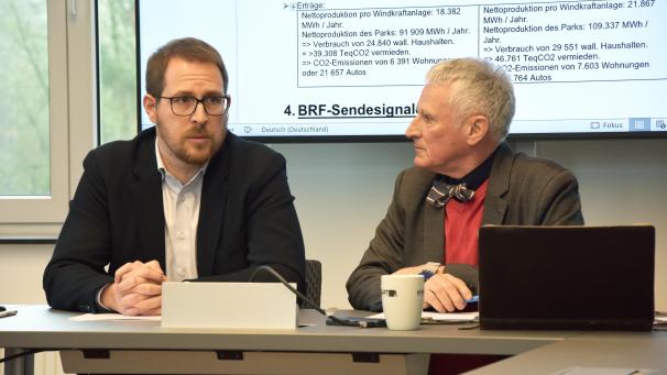 <p>Bürgermeister Jérôme Franssen (l.) und Schöffe Ulrich Deller (r.) informierten am Dienstag über den aktuellen Stand der Dinge in Sachen Windpark.</p>