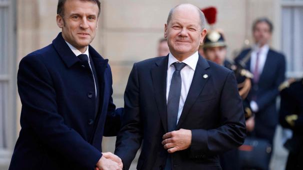 <p>Emmanuel Macron (l), Präsident von Frankreich, gibt dem deutschen Bundeskanzler Olaf Scholz die Hand, als dieser im Elysee-Palast eintrifft, um an einer internationalen Konferenz teilzunehmen, die die Unterstützung des Westens für die Ukraine stärken soll.</p>