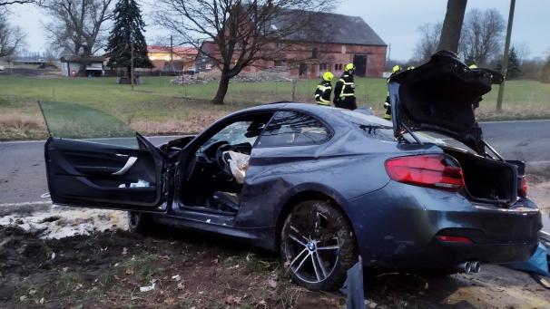 <p>Bei sogenannten Alleinunfällen verlieren die Fahrer oft die Kontrolle über das Fahrzeug und kollidieren mit Bäumen, Pollern oder Häusern.</p>