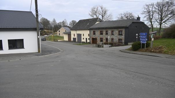 <p>Im Zentrum von Crombach werden Kanal und Bürgersteige erneuert.</p>