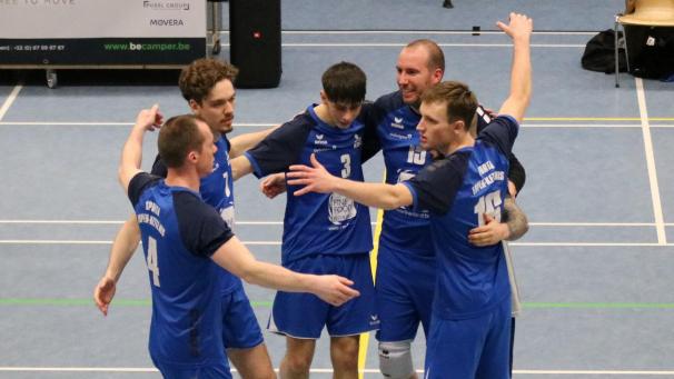 <p>Kreis der Freude: Eupen-Kettenis während des Spitzenspiels gegen Theux (3:1).</p>