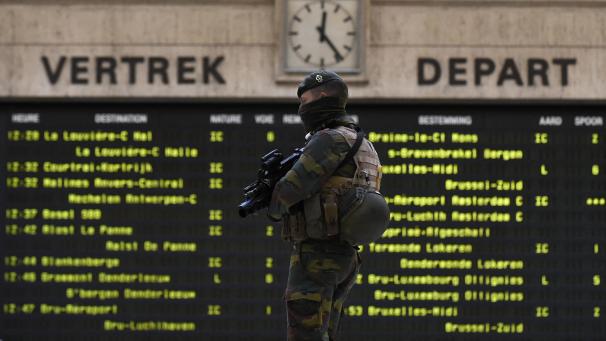 <p>Ein bewaffneter Soldat patrouilliert im Brüsseler Zentralbahnhof.</p>