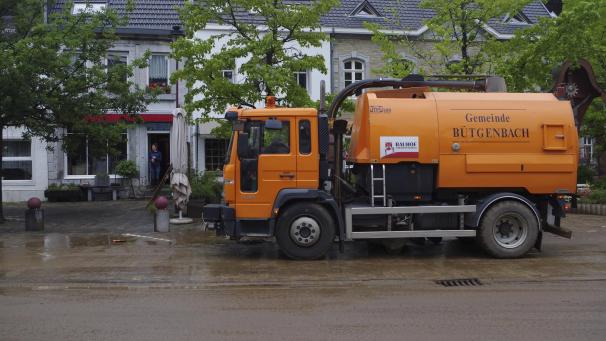 <p>Die Kehrmaschine der Gemeinde Bütgenbach stammt aus dem Jahr 2006 und ist nach der Flutkatastropheausnahmsweise in Eupen zum Einsatz gekommen.</p>