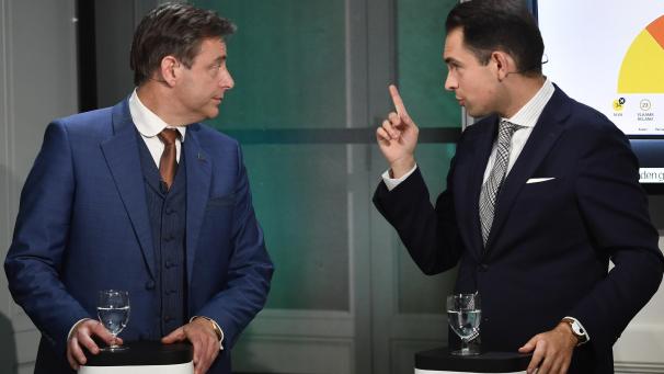 <p>Den Kampf um die Marktführerschaft in Flandern scheint der N-VA-Vorsitzende Bart De Wever (l.) gegen Vlaams-Belang-Chef Tom Van Grieken (r.) zu verlieren.</p>
