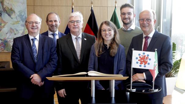 <p>Dieses Bild entstand beim Besuch der PDG-Delegation im NRW-Landtag.</p>