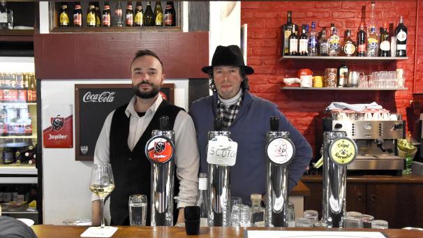 <p>Vater und Sohn wollen es gemeinsam richten: Arifi Genc und Kimi Bashkim Jashari haben dem „Old Inn“ neues Leben eingehaucht.</p>