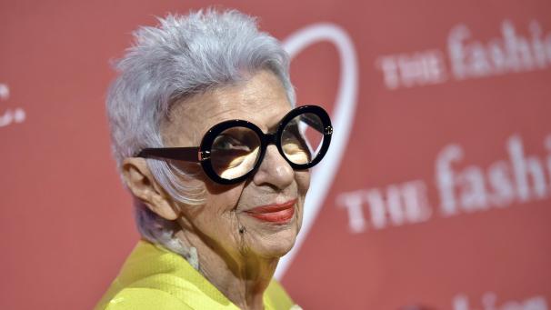 <p>Iris Apfel nimmt im Oktober 2016 an der Night of Stars Gala der Fashion Group International im Cipriani Wall Street teil. Die für ihren außergewöhnlichen Modestil und scharfzüngigen Humor bekannte US-Mode-Ikone ist gestorben.</p>