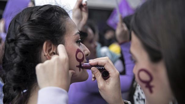 <p>Venussymbol auf der Wange: Am kommenden Freitag wird der internationale Frauentag begangen.</p>