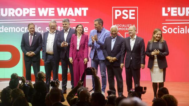 <p>Familienfoto mit den Sozialdemokraten und Sozialisten in Rom. Nicolas Schmit ist als Zweiter von links zu erkennen.</p>