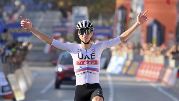 <p>Tadej Pogacar jubelt beim Überqueren der Ziellinie.</p>