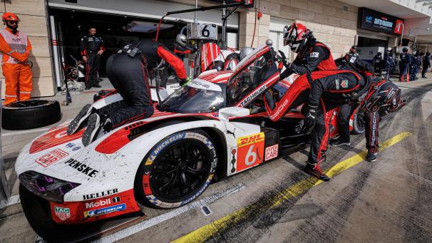 <p>Boxenstopp des siegreichen Porsche 963.</p>