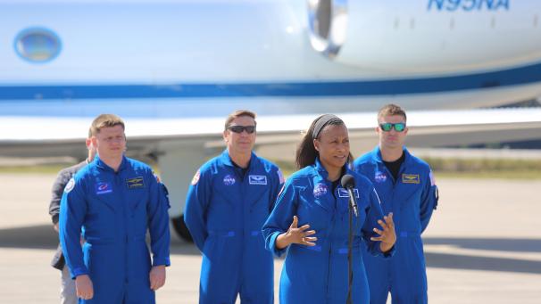 <p>Alexander Grebenkin (l-r), Roscosmos-Kosmonaut und Missionsspezialist, Michael Barratt, NASA-Astronaut und Kommandant, Jeanette Epps, NASA-Astronautin und Missionsspezialistin, und Matthew Dominick, NASA-Astronaut und Pilot, kommen am Kennedy Space Center auf dem ehemaligen Shuttle-Landeplatz an, bevor sie mit einer Falcon-9-Rakete von SpaceX zur internationalen Raumstation ISS starten sollten.</p>