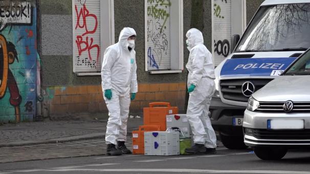 <p>Einsatzkräfte an einem Grundstück. Bei den beiden am Sonntag in Berlin vorläufig festgenommenen Männern handelt es sich nicht um die ehemaligen RAF-Terroristen Ernst-Volker Staub und Burkhard Garweg. Das sagte eine Sprecherin des federführenden Landeskriminalamts Niedersachsen nach einem Großeinsatz der Polizei im Berliner Stadtteil Friedrichshain.</p>