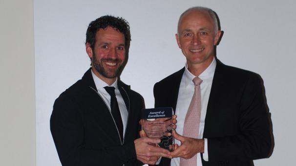 <p>Michel Lanners (r.) übergab Thorsten Maraite den Preis der Diekircher Hotelfachschule.</p>