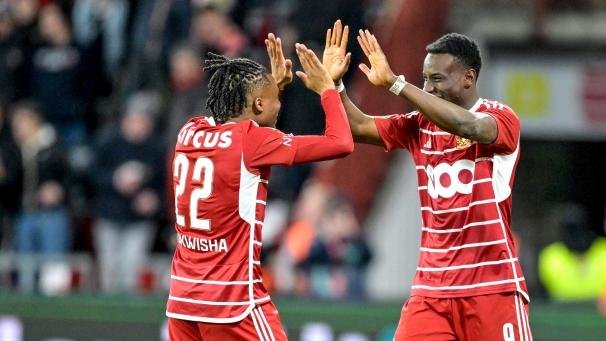 <p>Kelvin Yeboah (rechts) trifft gegen Gent doppelt. William Balikwisha freut sich mit dem Stürmer.</p>