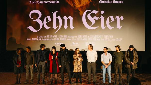 <p>Teamwork: Nach der Premiere stand die gesamte Mannschaft von „Zehn Eier“ dem Publikum Rede und Antwort.</p>