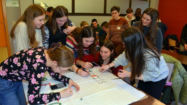 <p>Anhand von Puzzles lernten die Jugendlichen ihre Hausgruppe kennen.</p>