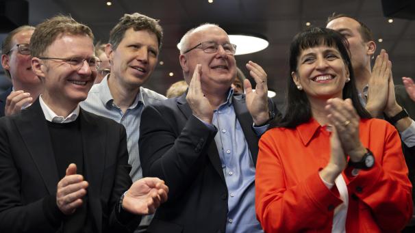 <p>Daniel Lampart (l-r), Chefökonom des Schweizerischen Gewerkschaftsbundes SGB, Nico Lutz, Geschäftsleitung im Sektor Bau von Unia, Pierre-Yves Maillard, Präsident des SGB, und Vania Alleva, Präsidentin von Unia, freuen sich über das Abstimmungsergebnis zur 13. AHV Rente Initiative. Die Schweizer haben bei einer Volksabstimmung eine 13. Rentenzahlung pro Jahr durchgesetzt. Die Initiative der Gewerkschaften wurde mit rund 58 Prozent der Stimmen angenommen, wie sich am Sonntagnachmittag abzeichnete.</p>