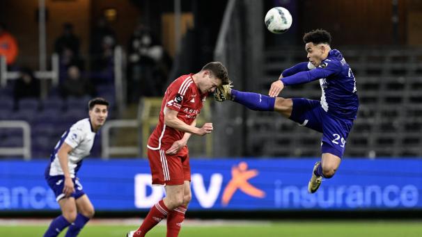 <p>Zum Glück ist nichts passiert: Wie ein Karate-Kämpfer fliegt Mario Stroeykens Alfred Finnbogason entgegen.</p>