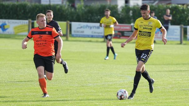 <p>Raeren-Eynatten (Fabrice Stoffels am Ball) und Erfolge gegen Mormont: Das passt nicht wirklich zusammen.</p>