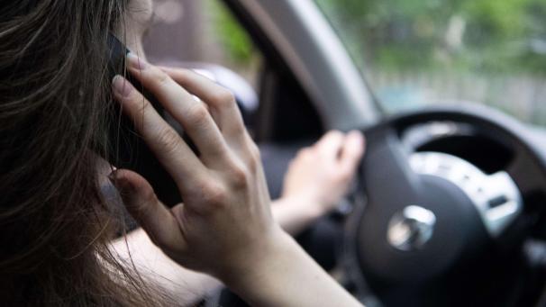 <p>Das Handy am Steuer zu nutzen, kann fatal enden.</p>