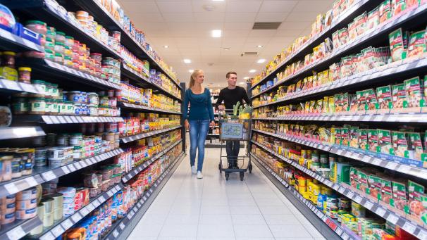 <p>Oft lohnt es sich im Supermarkt Produkte zu vergleichen - wer sparen will, sollte aber nicht nur auf die Preisschilder schauen.</p>