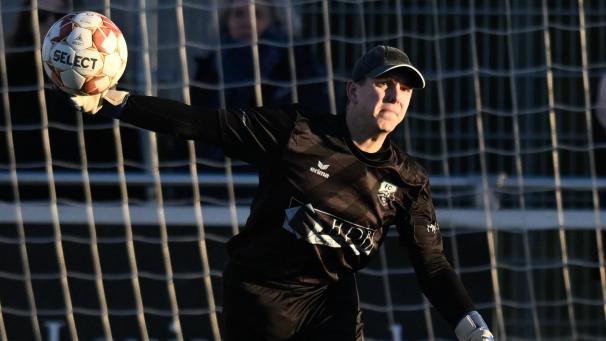 <p>Bitteres Ende: Erst in der Nachspielzeit entriss Elsaute B den Eupenern um Torhüter Theo Cormann den verdienten Punkt.</p>