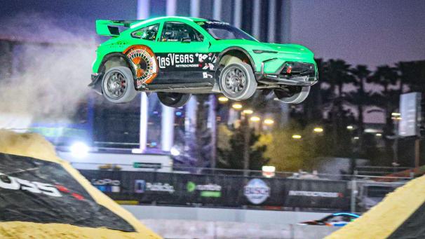 <p>Guillaume de Ridder bei seiner Flugshow in Las Vegas.</p>