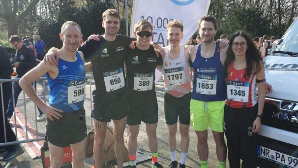 <p>Ostbelgische Läufer in Leverkusen (von links): Francis Rauw, Mika Pauquet, ein Läufer aus Deutschland, Simon Lambertz, Xavier Schneider und Jana Backes.</p>