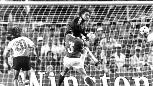 <p>Eine Szene, die sein Leben prägte: Toni Schumacher gegen Frankreichs Patrick Battiston.</p>