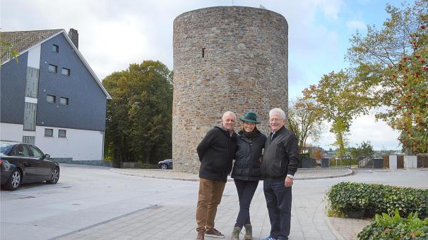 <p>Manfred Dahmen (rechts) in seiner Paraderolle: Medienvertretern (hier den RTBF-Moderatoren Guy Lemaire und Armelle Gysen) die Sehenswürdigkeiten Ostbelgiens, in diesem Fall den St.Vither Büchelturm, zu präsentieren.</p>