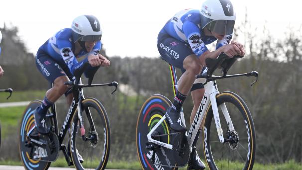 <p>Da war die Straße noch trocken: Remco Evenepoel führt das Soudal-Quick-Step-Team an.</p>