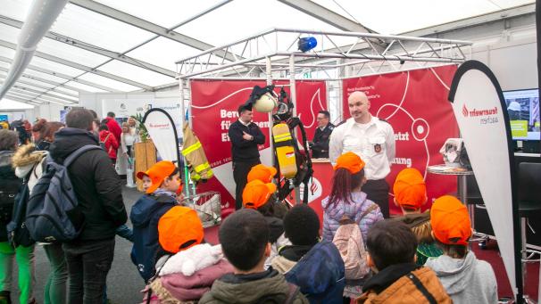<p>Gespannt hören die Kinder zu, was der Feuerwehrmann alles aus seinem Dienstalltag zu erzählen hat.</p>