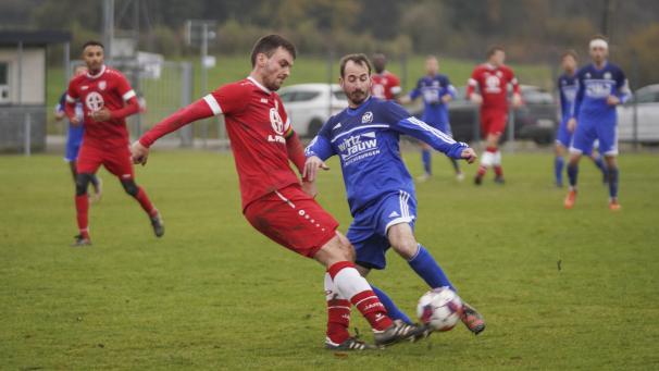 <p>Emmels (Kevin Parmentier, links) läuft die Zeit davon. Eine Niederlage gegen Trois-Ponts, und „wir stehen mit anderthalb Beinen in der P3“, warnt Interimstrainer Pascal Otten.</p>