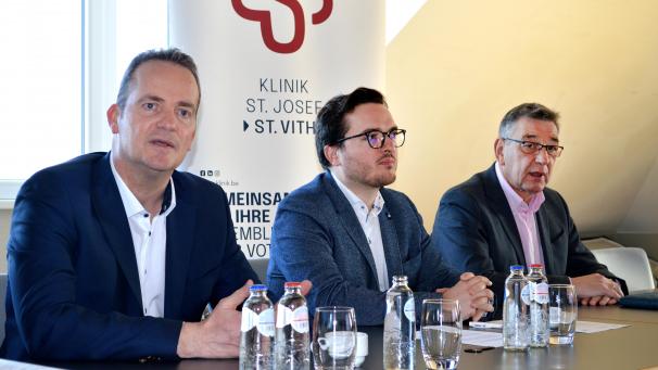 <p>DG-Ministerpräsident Oliver Paasch (ProDG), Gaëtan Dumoulin (St.Vith) und Michael Wilke (Prüm, v.l.n.r.) erläuterten die Zusammenarbeit der Kliniken in der Eifel im Rahmen eines Interreg-Projekts.</p>