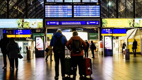 <p>Einige Reisende sind an Bahnhöfen gestrandet: Aktuell fährt nur jeder fünfte Fernzug der Deutschen Bahn.</p>