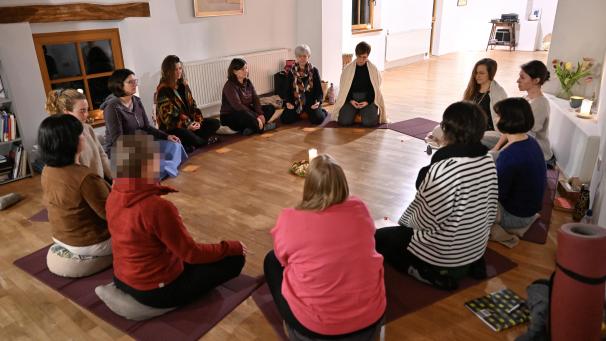 <p>Im Frauenkreis „SoulSisters“ finden Frauen jeden Alters einen Ort, um in sich hinein zu fühlen und sich gegenseitig wertschätzend und liebevoll zu begegnen.</p>