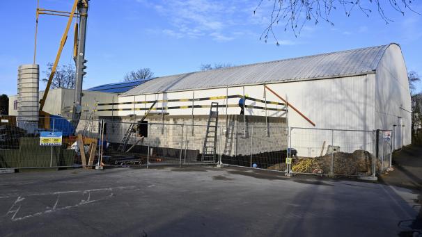<p>Die Sporthalle Bergscheid in Raeren wird derzeit um einen Anbau erweitert, der den Vereinen künftig als zusätzlicher Lagerraum für Gerätschaften und Material dienen wird und sich bei Bedarf aufstocken ließe.</p>