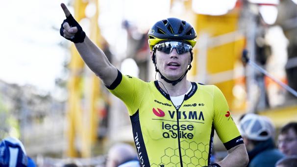 <p>So wird’s gemacht! Der Niederländer Olav Kooij gewinnt im Massensprint die fünfte Etappe von Paris-Nizza.</p>