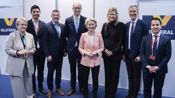 <p>Austausch der EVP-Spitzenkandidatin mit belgischen Christdemokraten: Kammerabgeordnete Nathalie Muylle (CD&amp;V), Cliff Wirajendi (CSP), Pascal Arimont (CSP), Finanzminister Vincent Van Peteghem (CD&amp;V), Ursula von der Leyen (CDU), Innenministerin Annelies Verlinden (CD&amp;V), Yvan Verougstraete (Les Engagés) und Ismaël Nuino (Les Engagés).</p>