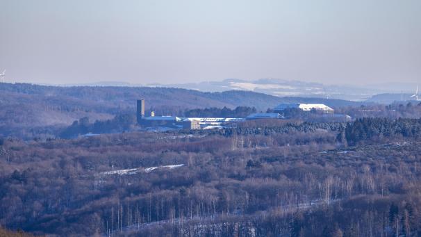 <p>Blick auf die leicht verschneite Eifel von Simmerath aus. Im Hintergrund sieht man die ehemalige Ordensburg Vogelsang.</p>