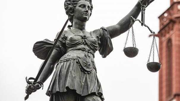 <p>Die belgische Justiz braucht dringend zusätzliche Richter. Eine kürzlich durchgeführte Richterprüfung musste jedoch annulliert werden, weil ein Jurymitglied einem Kandidaten die Prüfungsfragen vorab besorgt hatte.</p>