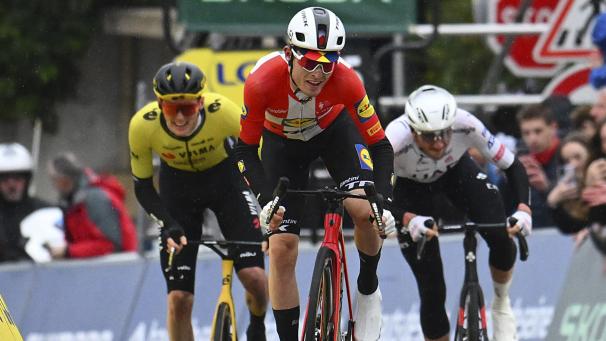 <p>Mattias Skjelmose gewinnt die sechste Etappe, Brandon McNulty (rechts) übernimmt wieder die Gesamtführung.</p>