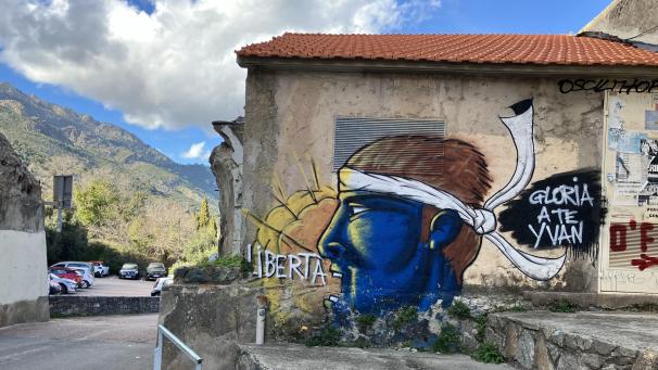 <p>Auf einer Mauer in der Stadt Corte ist ein Graffiti zur Unterstützung des wegen Mordes verurteilten korsischen Nationalisten Yvan Colonna gemalt worden.</p>