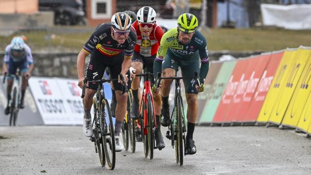 <p>Remco Evenepoel (links) sichert sich im Sprint vor Primoz Roglic den zweiten Platz.</p>